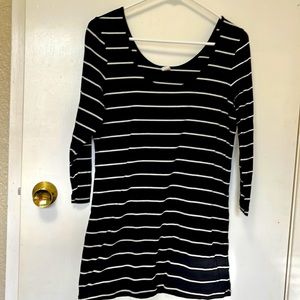 Old navy maternity scoop neck size medium.